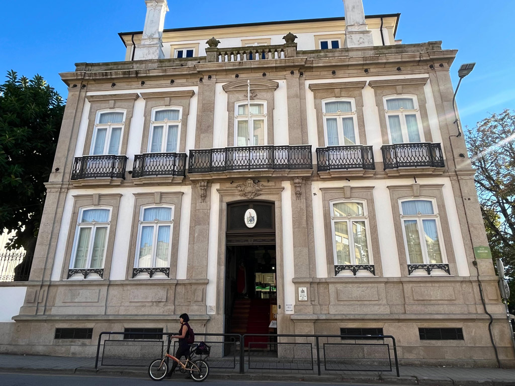 A Rua que Recorda um Cerco